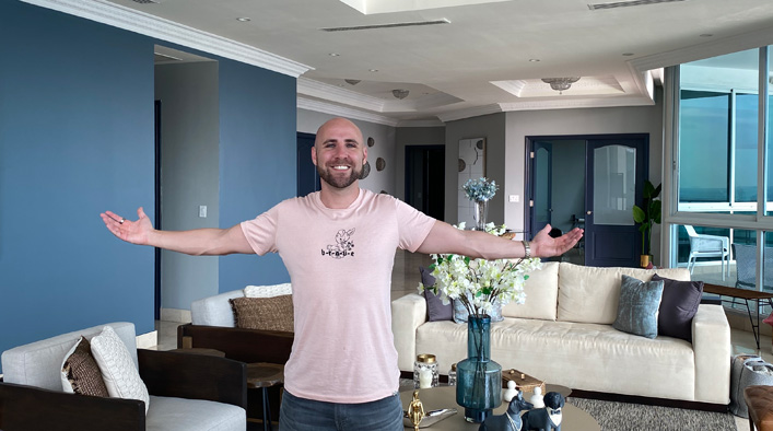 Stefan gives you a tour of his luxury Panama City apartment